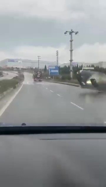 Yağışlı yolda makas atan otomobil tepetaklak oldu - Resim: 2