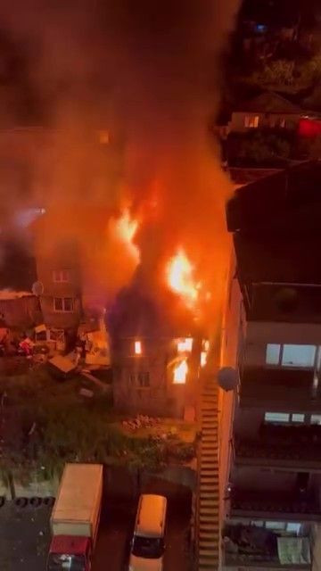 Alev alev yanan iki katlı ahşap metruk bina küle döndü - Resim: 2