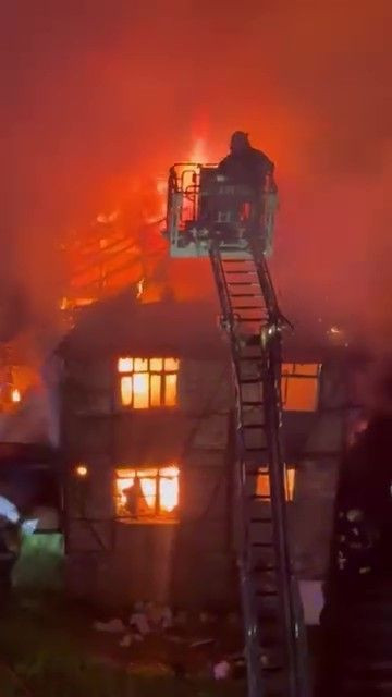 Alev alev yanan iki katlı ahşap metruk bina küle döndü - Resim: 1