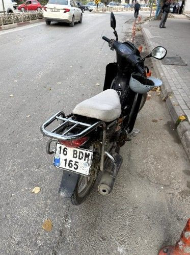 Motosikletin çarptığı yaya yaralandı; kaza kamerada - Resim: 1