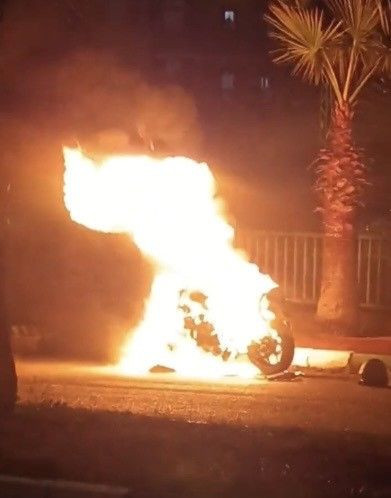 Osmaniye’de park halindeki motosiklet alev alev yandı - Resim: 1