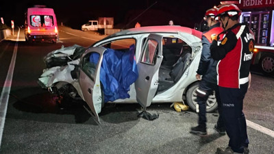 Iğdır’da otomobil bariyerlere çarptı: 1 ölü, 2 yaralı