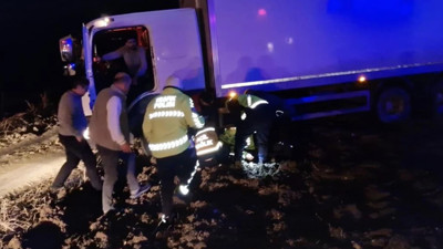 Kaza yerinde kamyonun çarptığı polis ağır yaralandı
