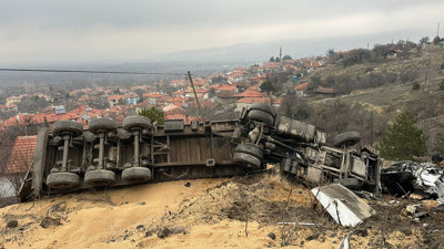 TIR şarampole devrildi; şoför yaralı