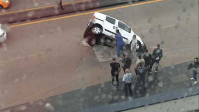 Ankara'da şiddetli sağanak hayatı felç etti: Yol çöktü araç çukura düştü!