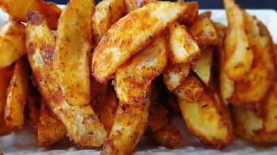 Tavuk kanadı tadını andıran patates kızartması: Baharatlı tarifi deneyen tekrar yapıyor