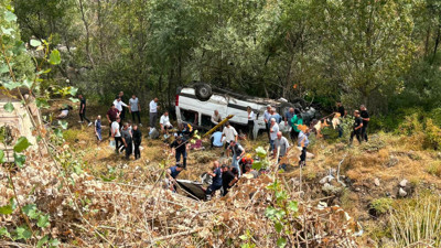 Sivas'ta yolcu minibüsü şarampole devrildi: 4 ölü, 10 yaralı