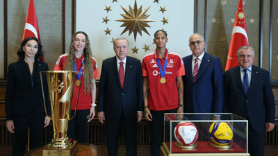 Cumhurbaşkanı Erdoğan, şampiyon milli voleybolcuları kabul etti