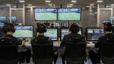 Dikkat çeken uygulama! VAR konuşmaları stadyum ekranına yansıtıldı