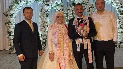 Düğünde damada altın yerine av köpeği yavrusu taktı
