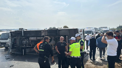 Antalya-Isparta yolunda midibüs devrildi: 17 yaralı