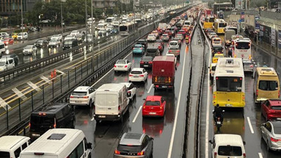 İstanbul'da gökyüzü delindi, trafik kilitlendi:  E-5 ve TEM Otoyolu'nda adım atılmıyor!