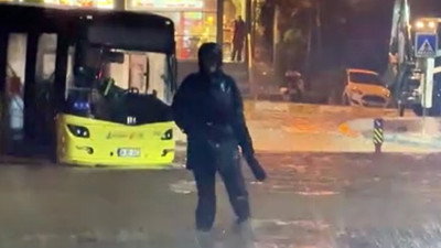 İstanbul'da İETT otobüsü sele kapıldı, mahsur kalan yolcular çatıya tırmandı