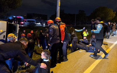 Memurları taşıyan araç devrildi: 16 yaralı