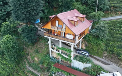 Düz arazi bulamadı, villayı yolun üzerinden geçirdi! "Altından beton mikseri bile geçiyor"