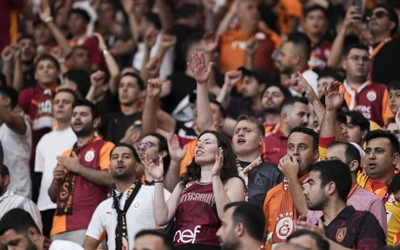 Galatasaray tribünlerinden yönetime tepki!