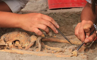 400 yıllık “vampir” mezarının sırrı çözülüyor! Boğazında orak, ayağında kilit