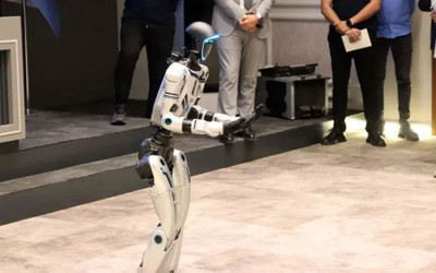 Bir aydır eğitiliyordu! İnsan görünümlü robot belediyede işe başladı