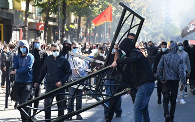 Arnavutluk'ta ortalık karıştı: Başkent Tiran savaş alanına döndü!