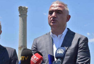 Bakan Ersoy'dan İmamoğlu'na çağrı: Bir ricam var, AKM'nin ortasındaki binayı taşıyın