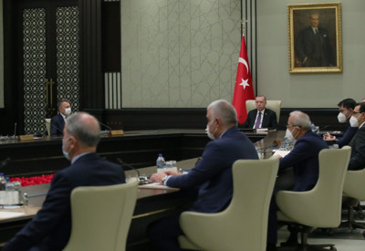 Hürriyet yazarı Hande Fırat: Erdoğan’ın hem kabinede hem de parti yönetiminde bazı değişikliklere gideceği konuşuluyor