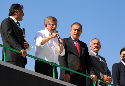 Ahmet Davutoğlu Van’da kaza geçirdi!