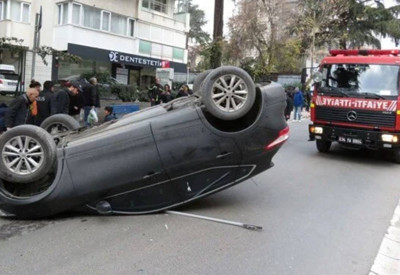 Kadıköy'de otomobil yayaya çarpıp takla attı