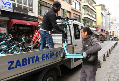 Kadıköy Belediyesi scooterları toplamaya başladı
