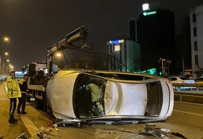 Kadıköy'de otomobil devrildi: 3 yaralı