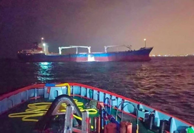 Kadıköy açıklarında yük gemisi arızalandı