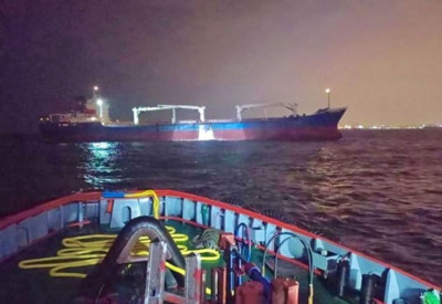 Kadıköy açıklarında arızalanan yük gemisi kurtarıldı