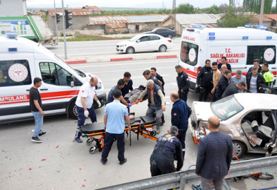 Karaman'da iki otomobil çarpıştı: 1 ölü, 7 yaralı