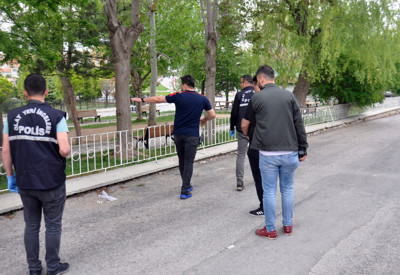 Parka çağırdığı eşini 5 yerinden bıçakladı!