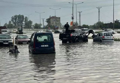 Yarım saat yetti! Yollar göle döndü, araçlar yolda kaldı