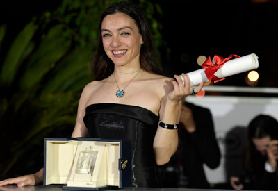 Cannes ödüllü Merve Dizdar'a oy kullanırken alkışlı karşılama