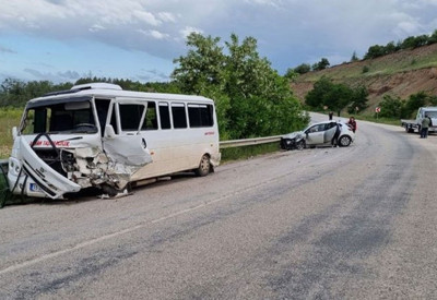 Burdur'da işçi minibüsüyle otomobil çarpıştı: 14 yaralı