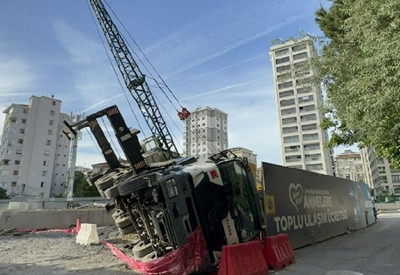 Kadıköy’de metro şantiyesinde vinç devrildi