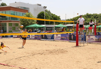 Bozkırın ortasında plaj voleybolu heyecanı