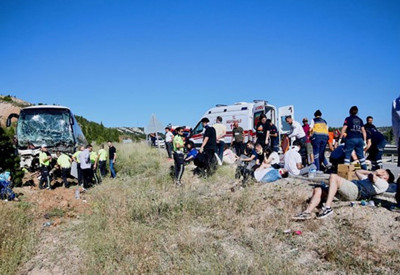 Eskişehir'de şarampole devrilen otobüsteki 35 yolcu yaralandı