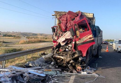 Başkentte kamyon otobüse çarptı: 12 yaralı