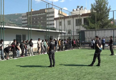 Amasya'da tır dorsesinde yurda girdiği belirlenen 39 düzensiz göçmen yakalandı