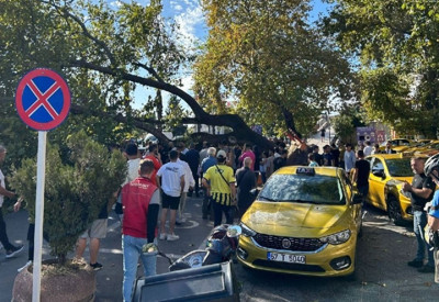 150 yıllık çınar, cipin üstüne devrildi: 3 kişi kurtarıldı