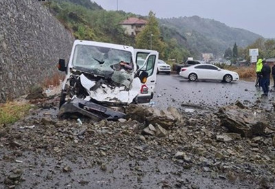 Kaya parçaları kamyonete isabet etti! Sürücü ölümden döndü