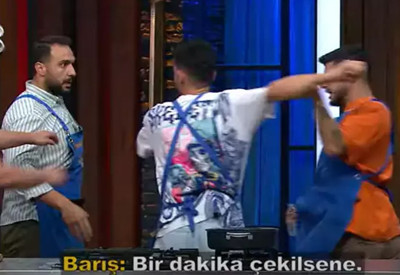 MasterChef tarihinde görülmemiş kavga! Barış ve Barbaros birbirine girdi, Somer Şef önlüğü çıkarmasını istedi