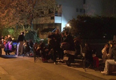10 bin liralık hediye için akşamdan sıraya girdiler