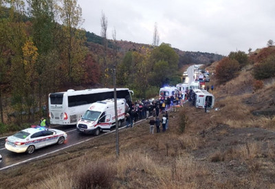 Amasya’da otobüs devrildi: 27 yaralı
