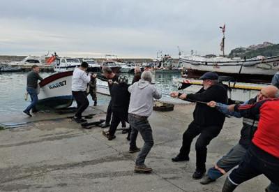 Fırtına uyarısı yapılan Zonguldak'ta, balıkçılar kayıklarını karaya çekti