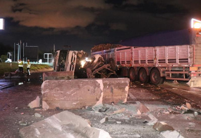 Tekeri patlayan TIR karşı şeride geçti