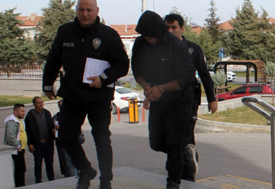 İmamın çocuklara vereceği simit ve kıyafetleri çaldılar