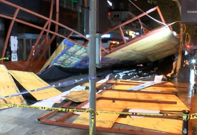 Kadıköy'de şiddetli rüzgar nedeniyle inşaat paneli devrildi